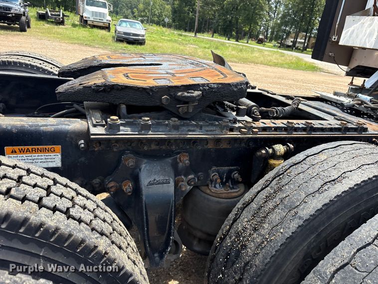 image for item ET7049 2011 Freightliner Coronado semi truck