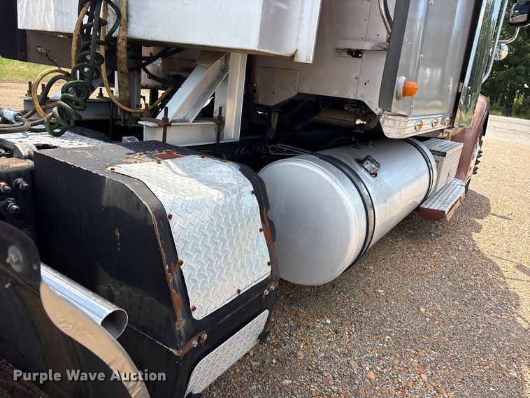 image for item ET7049 2011 Freightliner Coronado semi truck