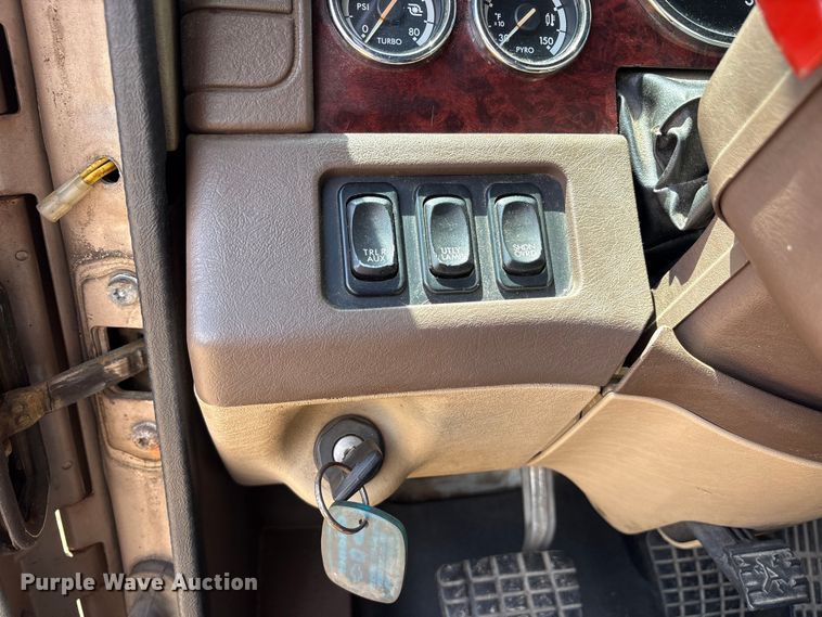 image for item ET7049 2011 Freightliner Coronado semi truck