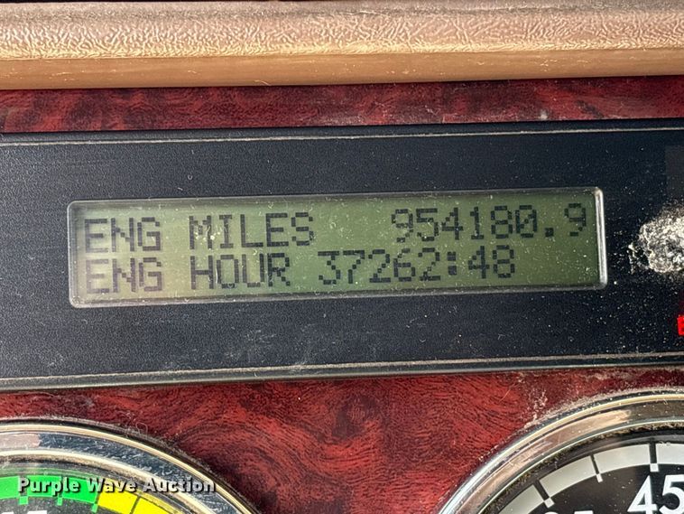 image for item ET7049 2011 Freightliner Coronado semi truck