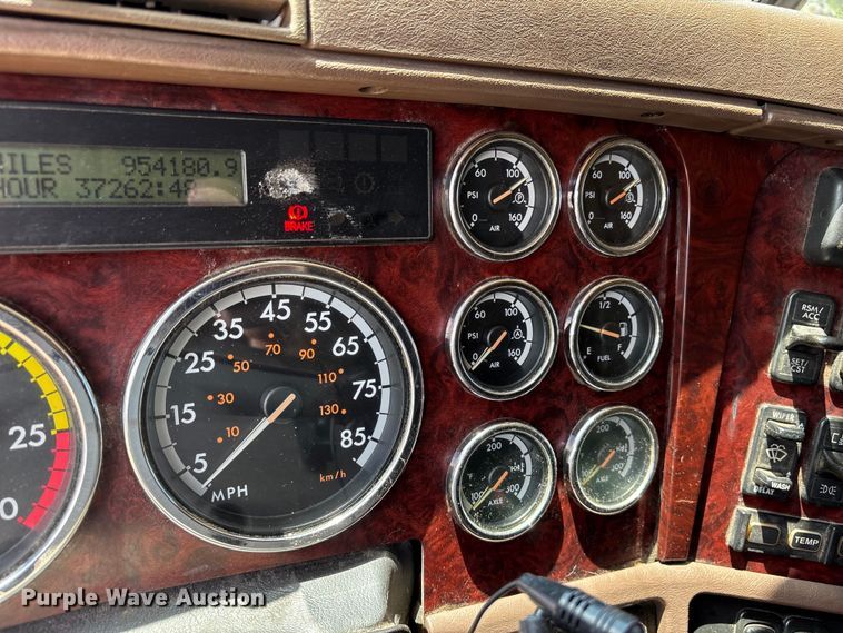 image for item ET7049 2011 Freightliner Coronado semi truck