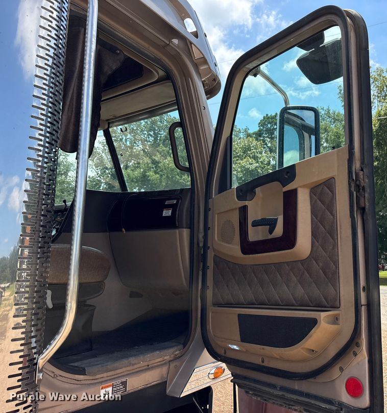 image for item ET7049 2011 Freightliner Coronado semi truck