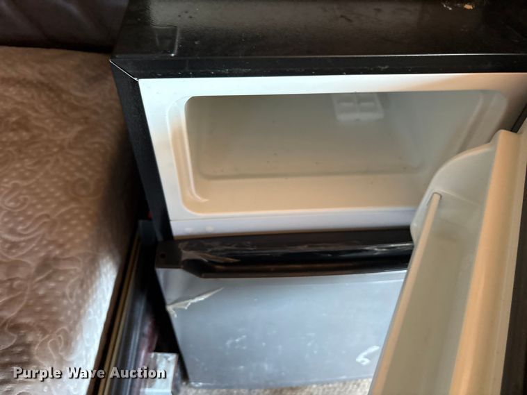 image for item ET7049 2011 Freightliner Coronado semi truck