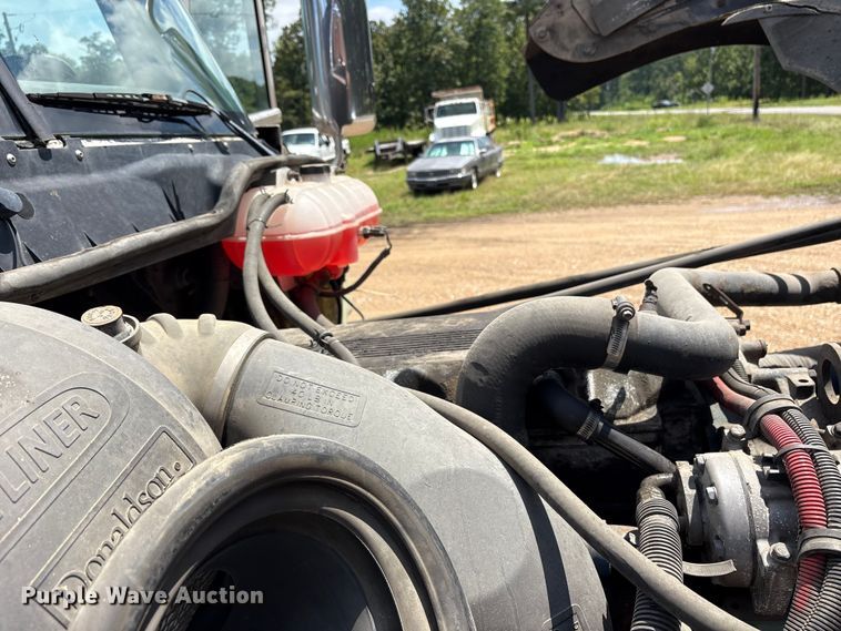 image for item ET7049 2011 Freightliner Coronado semi truck