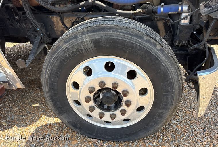 image for item ET7049 2011 Freightliner Coronado semi truck