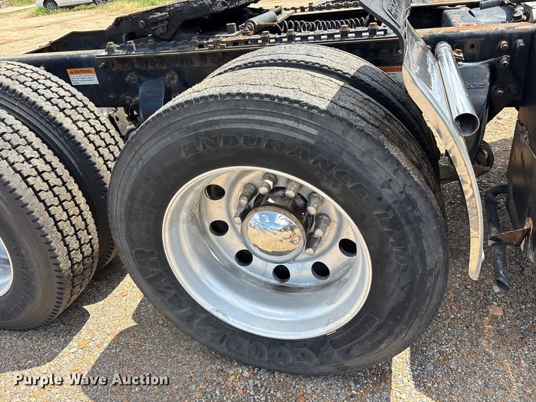 image for item ET7049 2011 Freightliner Coronado semi truck