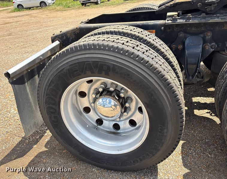 image for item ET7049 2011 Freightliner Coronado semi truck