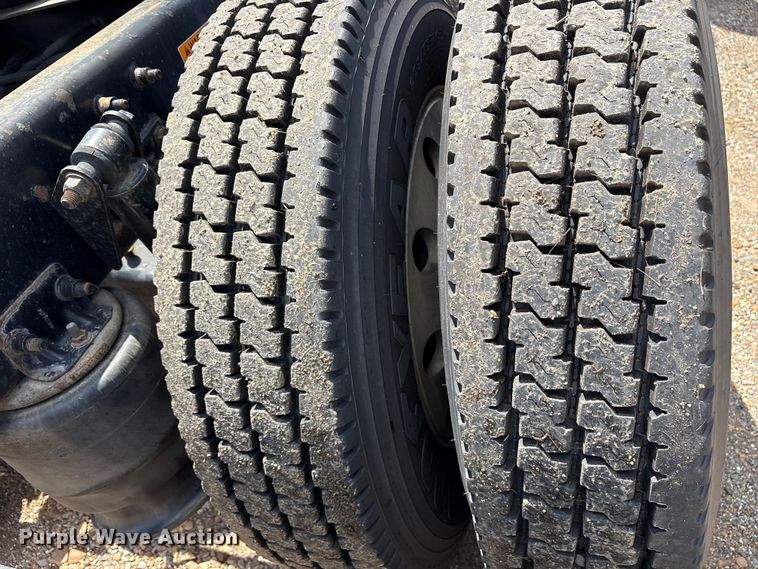 image for item ET7049 2011 Freightliner Coronado semi truck