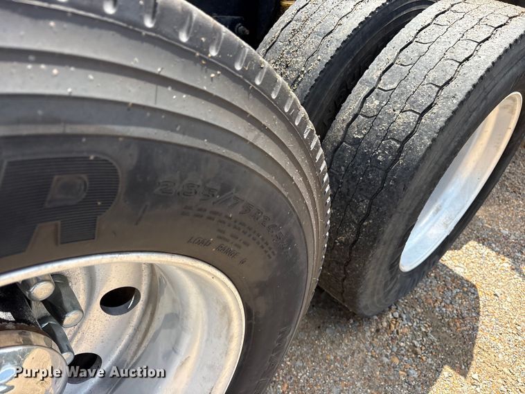 image for item ET7049 2011 Freightliner Coronado semi truck