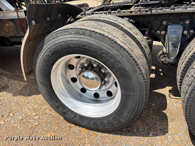 image for item ET7049 2011 Freightliner Coronado semi truck