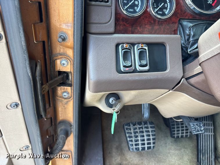 image for item ET7051 2012 Freightliner Coronado semi truck