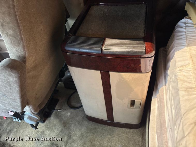 image for item ET7051 2012 Freightliner Coronado semi truck