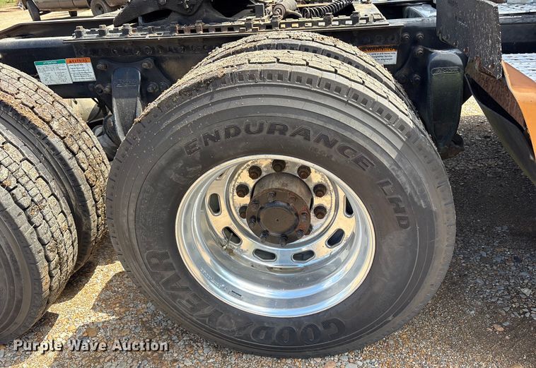 image for item ET7051 2012 Freightliner Coronado semi truck