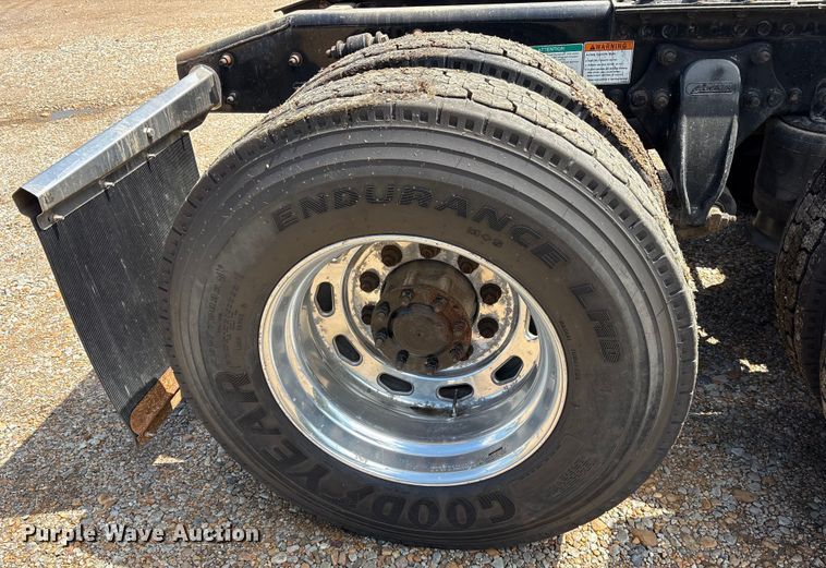 image for item ET7051 2012 Freightliner Coronado semi truck