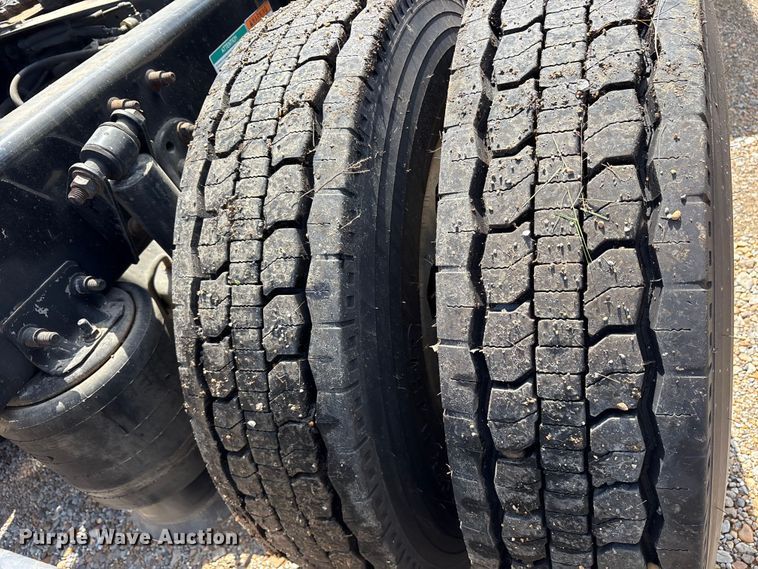 image for item ET7051 2012 Freightliner Coronado semi truck