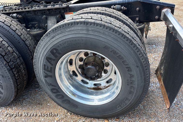 image for item ET7051 2012 Freightliner Coronado semi truck