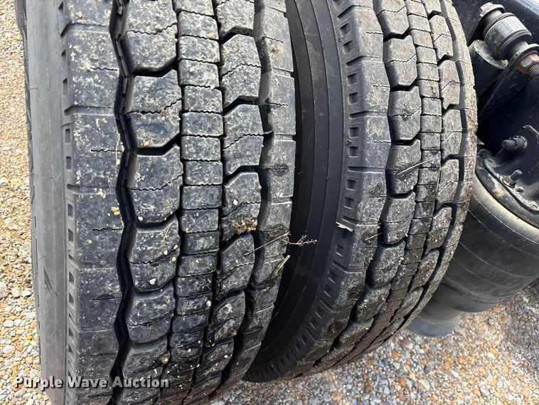 image for item ET7051 2012 Freightliner Coronado semi truck