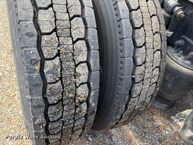 image for item ET7051 2012 Freightliner Coronado semi truck