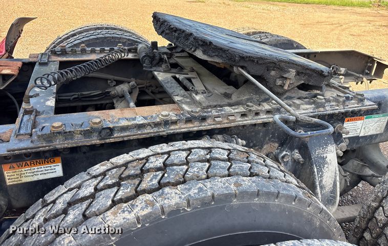 image for item ET7052 2011 Freightliner Coronado semi truck