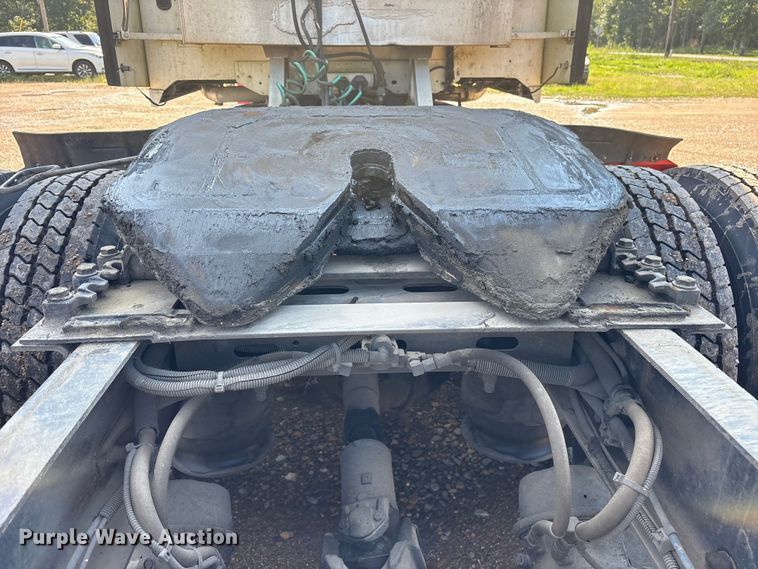 image for item ET7052 2011 Freightliner Coronado semi truck