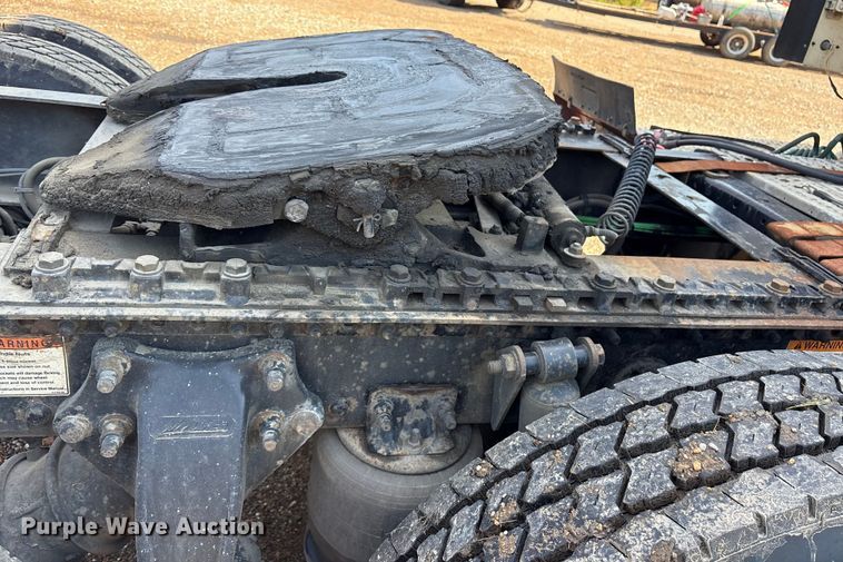 image for item ET7052 2011 Freightliner Coronado semi truck