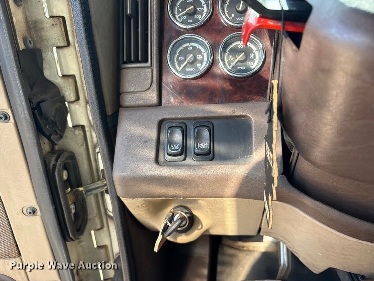 image for item ET7052 2011 Freightliner Coronado semi truck