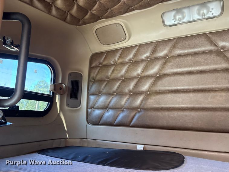 image for item ET7052 2011 Freightliner Coronado semi truck