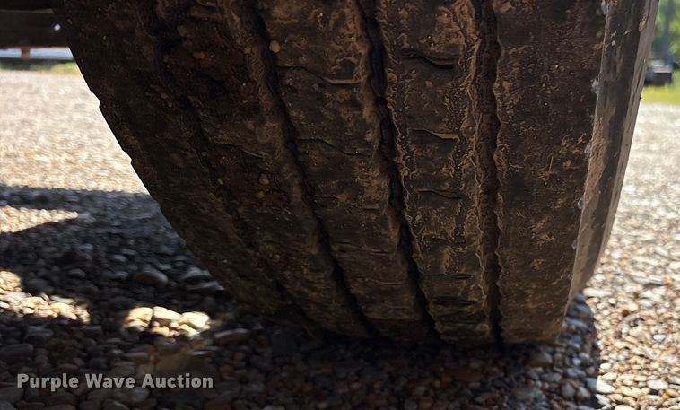 image for item ET7052 2011 Freightliner Coronado semi truck