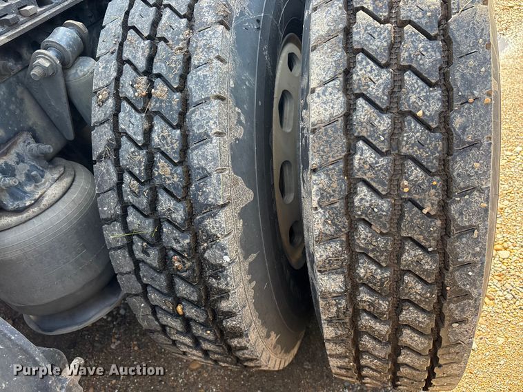 image for item ET7052 2011 Freightliner Coronado semi truck