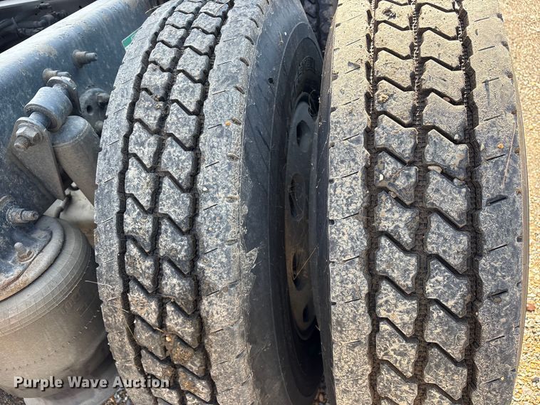 image for item ET7052 2011 Freightliner Coronado semi truck