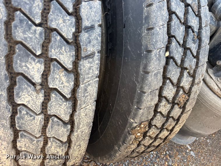 image for item ET7052 2011 Freightliner Coronado semi truck