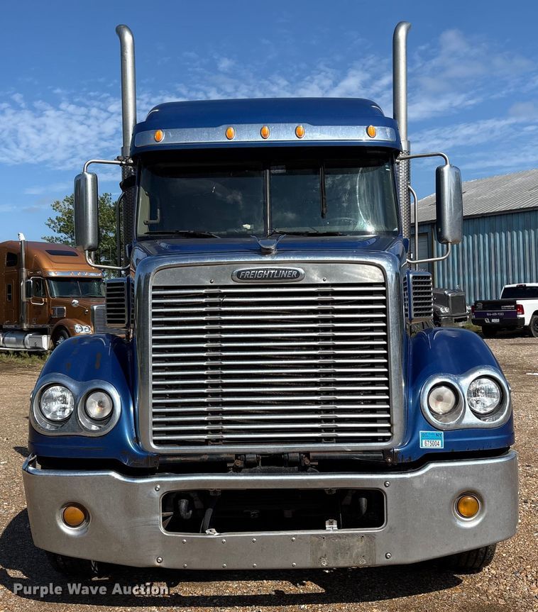 image for item ET7056 2015 Freightliner Coronado semi truck