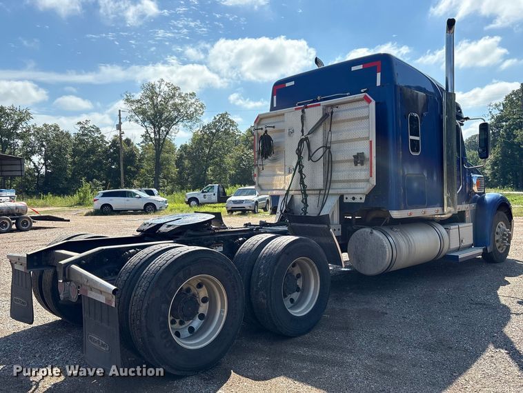 image for item ET7056 2015 Freightliner Coronado semi truck