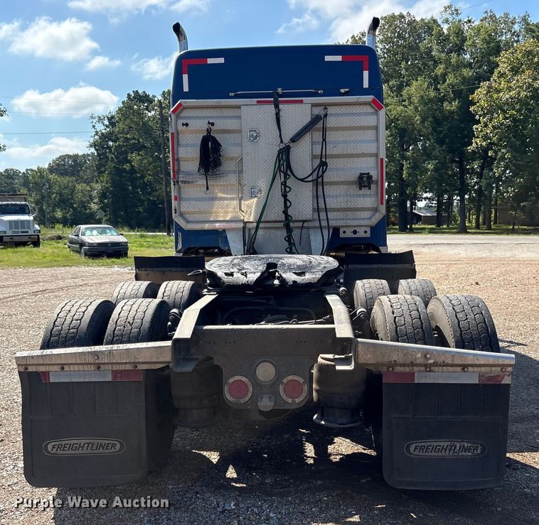 image for item ET7056 2015 Freightliner Coronado semi truck