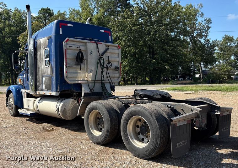 image for item ET7056 2015 Freightliner Coronado semi truck