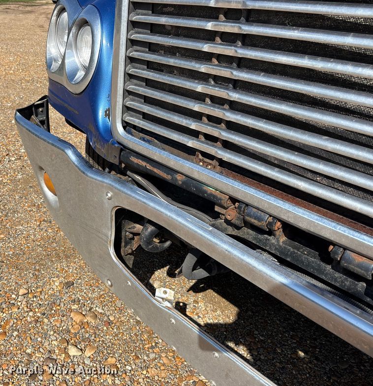 image for item ET7056 2015 Freightliner Coronado semi truck