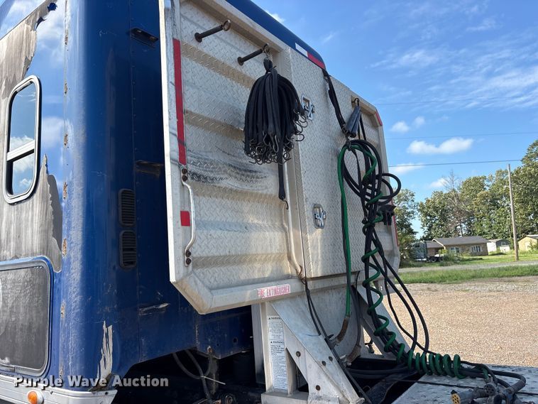 image for item ET7056 2015 Freightliner Coronado semi truck