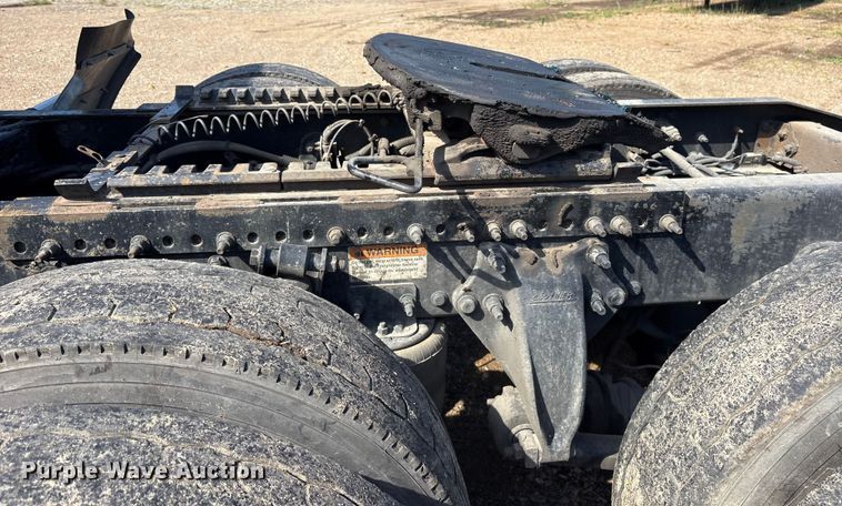 image for item ET7056 2015 Freightliner Coronado semi truck