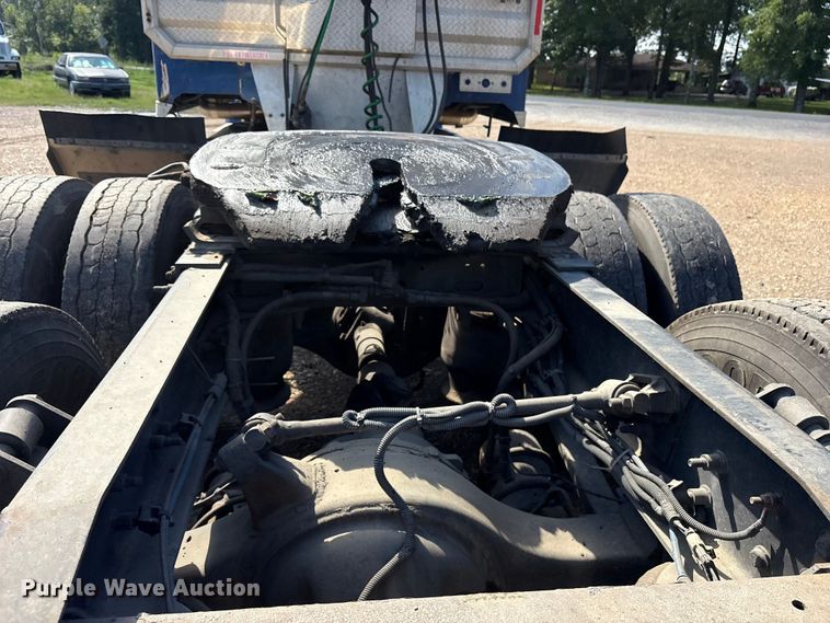 image for item ET7056 2015 Freightliner Coronado semi truck