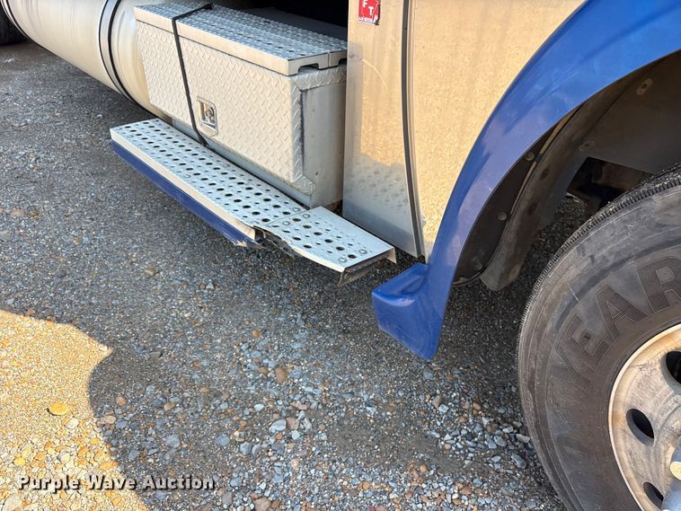 image for item ET7056 2015 Freightliner Coronado semi truck