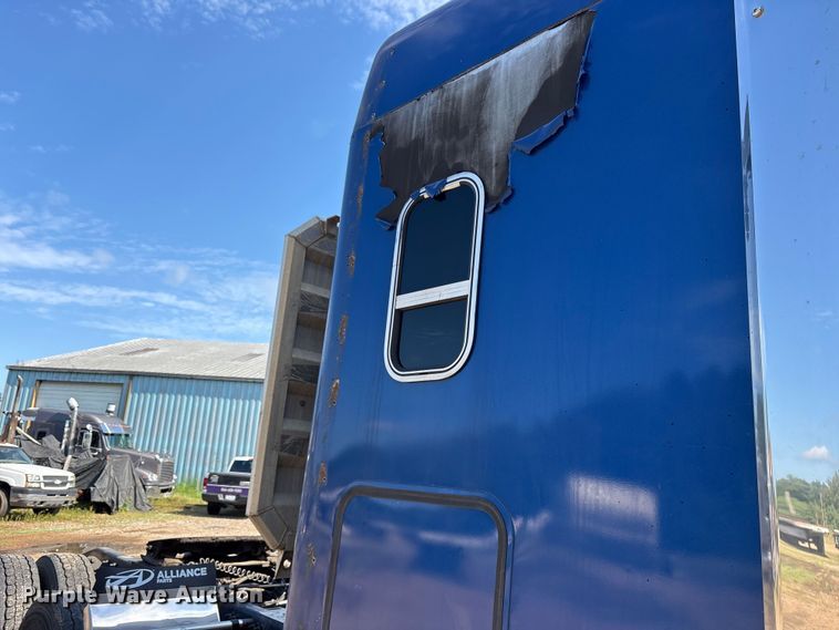 image for item ET7056 2015 Freightliner Coronado semi truck