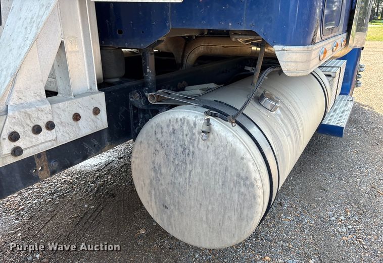 image for item ET7056 2015 Freightliner Coronado semi truck