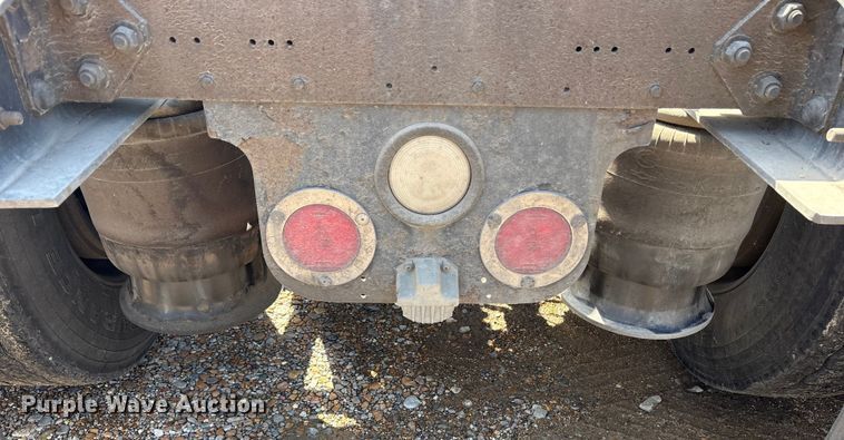 image for item ET7056 2015 Freightliner Coronado semi truck