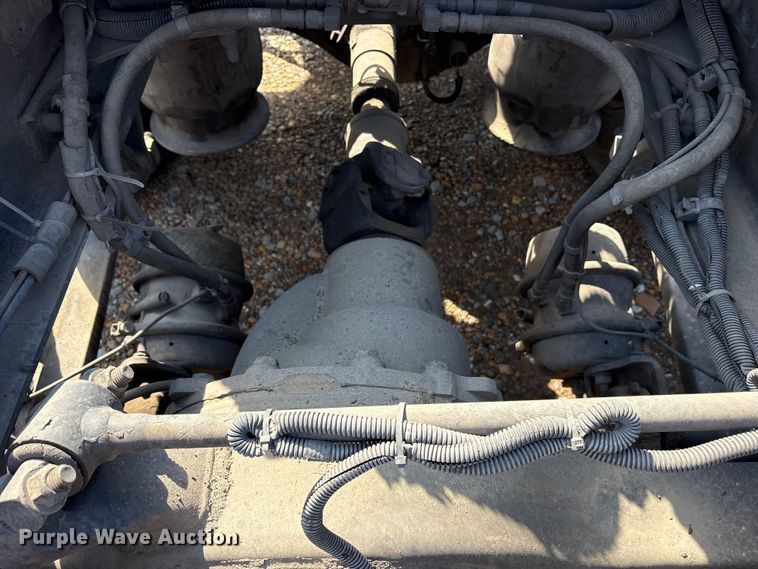 image for item ET7056 2015 Freightliner Coronado semi truck