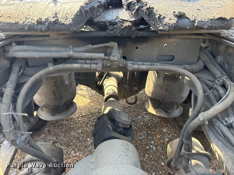 image for item ET7056 2015 Freightliner Coronado semi truck