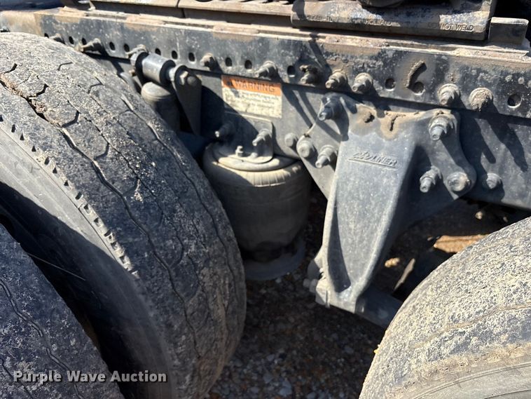 image for item ET7056 2015 Freightliner Coronado semi truck