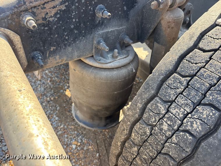 image for item ET7056 2015 Freightliner Coronado semi truck