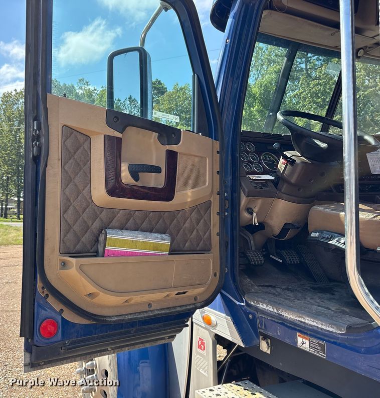 image for item ET7056 2015 Freightliner Coronado semi truck