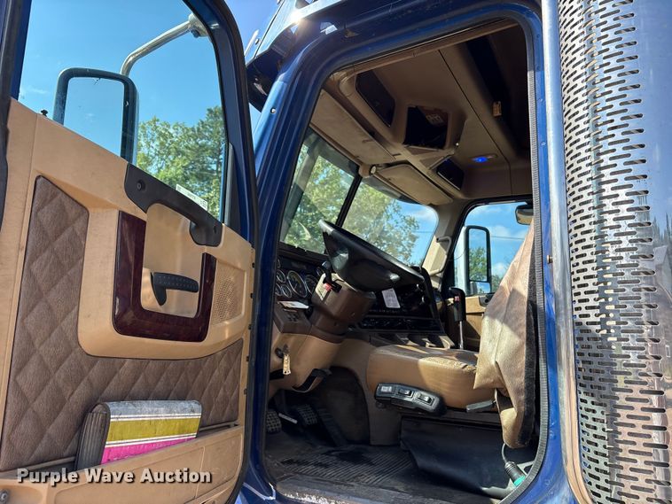 image for item ET7056 2015 Freightliner Coronado semi truck