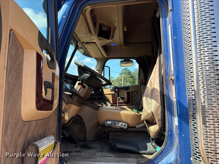 image for item ET7056 2015 Freightliner Coronado semi truck